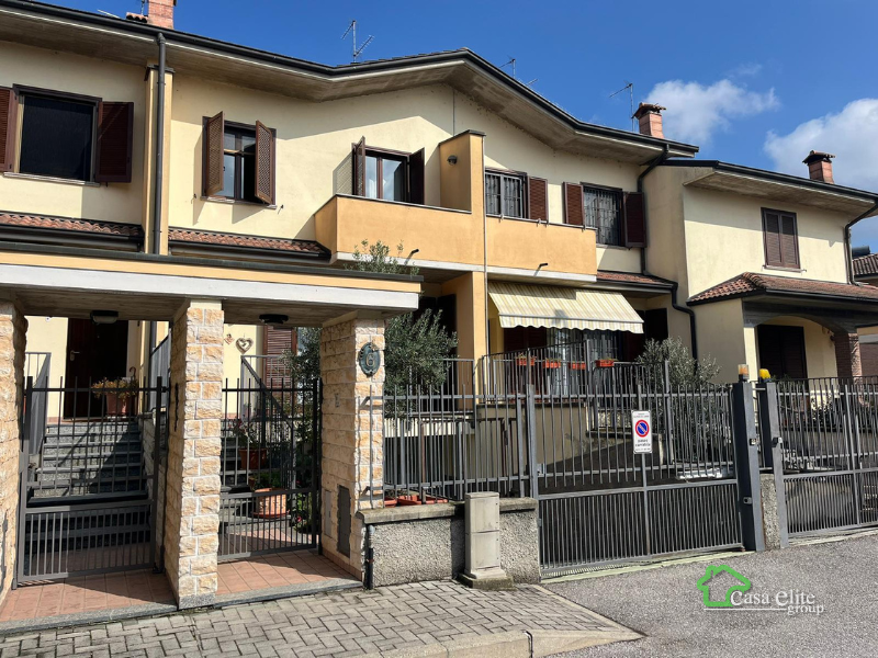 VILLA A SCHIERA CON AMPI SPAZI INTERNI