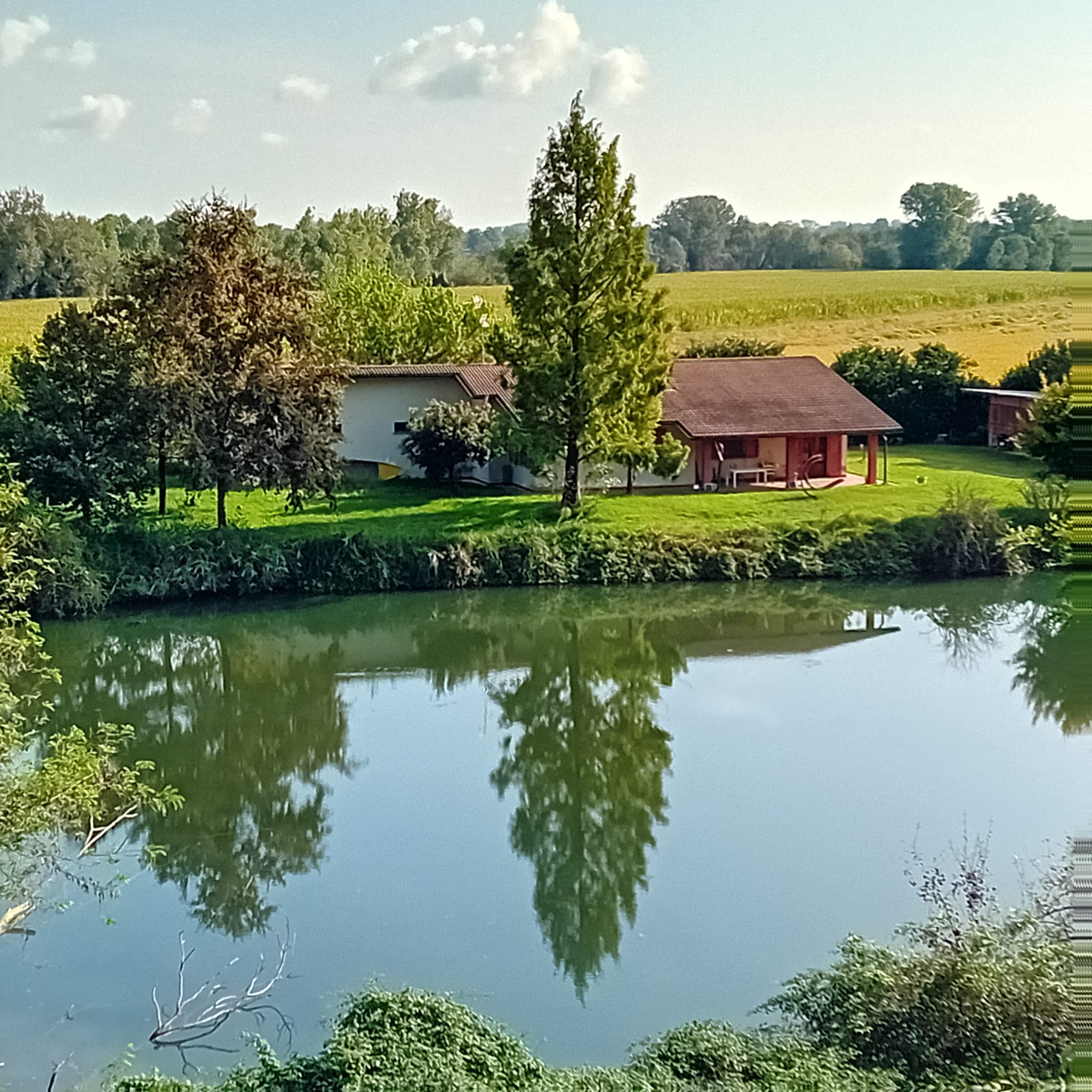 VILLA IMMERSA NEL VERDE CON LAGO PRIVATO