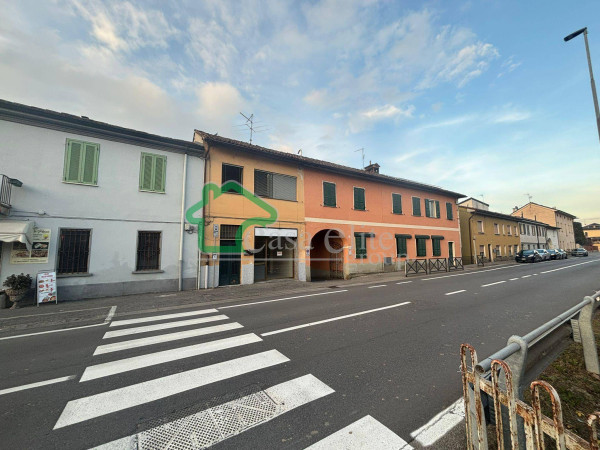 Crema: Casa semindipendente composta da monolocale + negozio